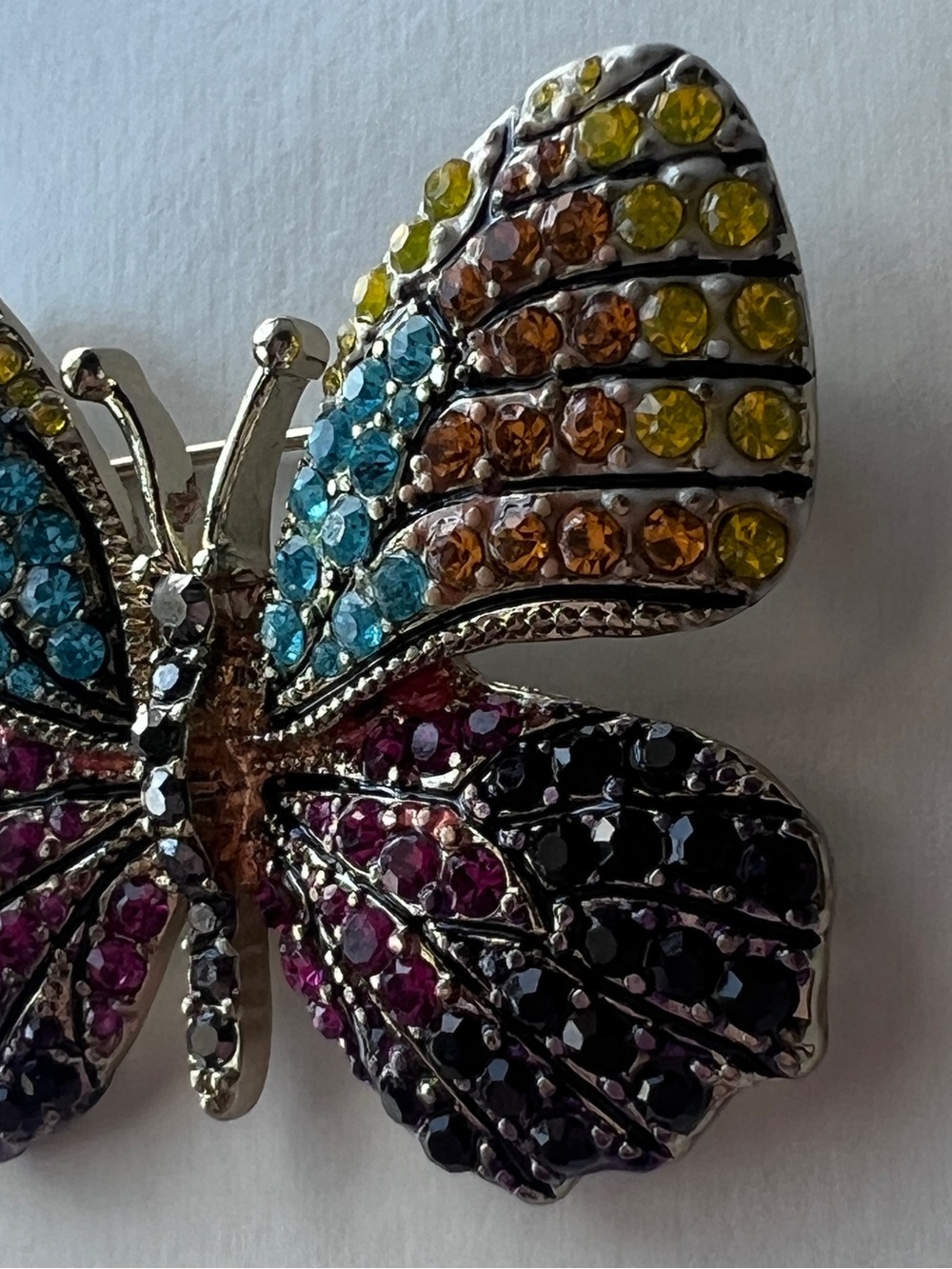 Vintage Signed NAPIER Butterfly Brooch Multi-Color Pavé Rhinestone Gold Tone 90s - Picture 7 of 8